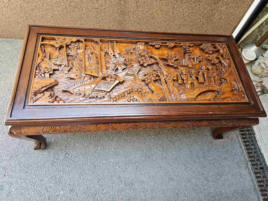 Конзолен шкаф в стил Чипъндейл