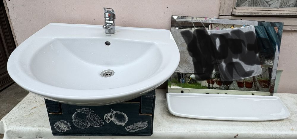 Chiuvetă baie cu etajeră si oglindă