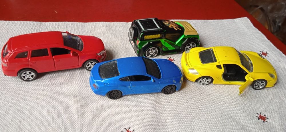 Металлические машинки.