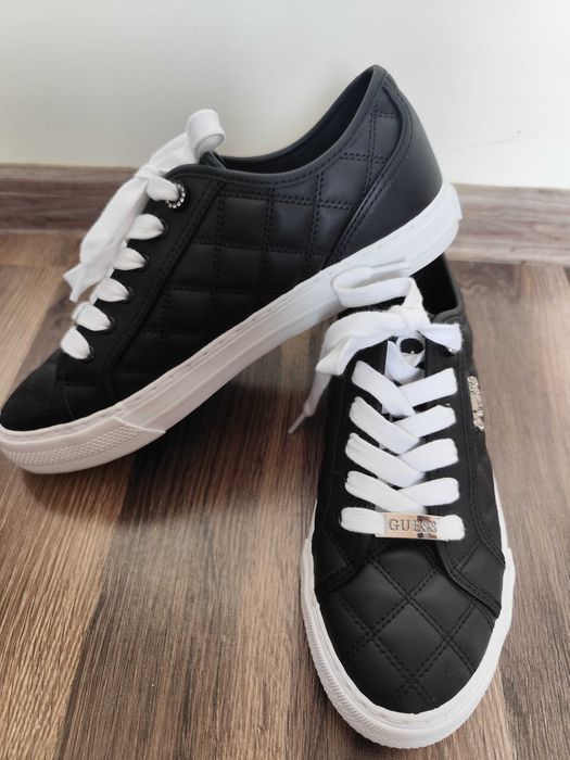 Нови оригинални кецове Guess