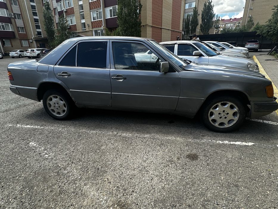 Срочно продам W124 E200