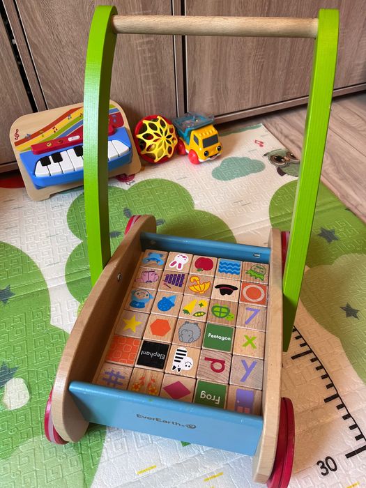 Дървена проходилка с кубчета за игра