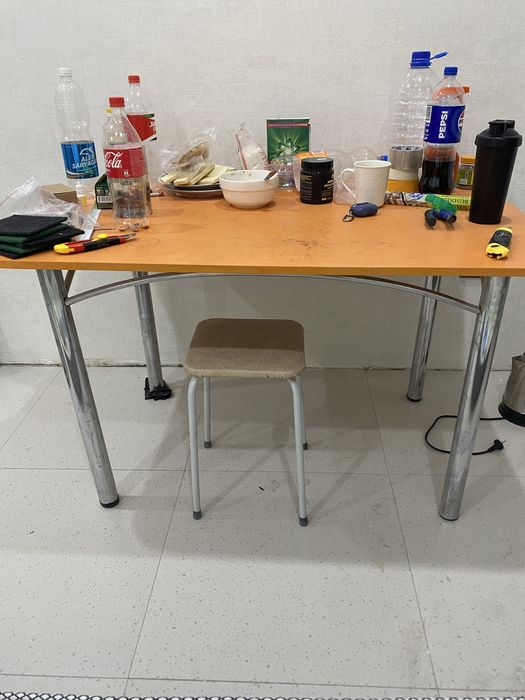 Кухонный стол с табуреткой