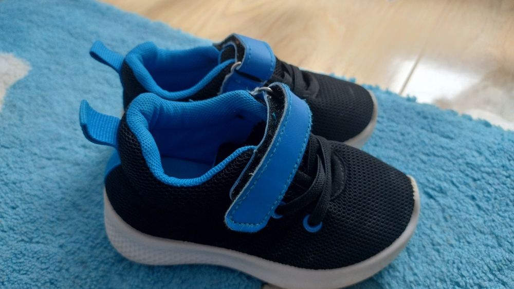 Adidasi baiat marimea 23