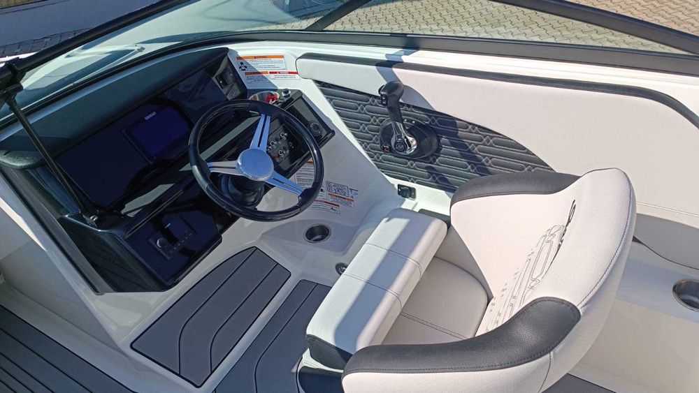 Ambarcatiune Sea Ray 19 SPX