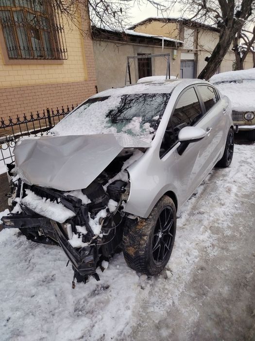 Avariniy Kia Riyo srochna sotiladi