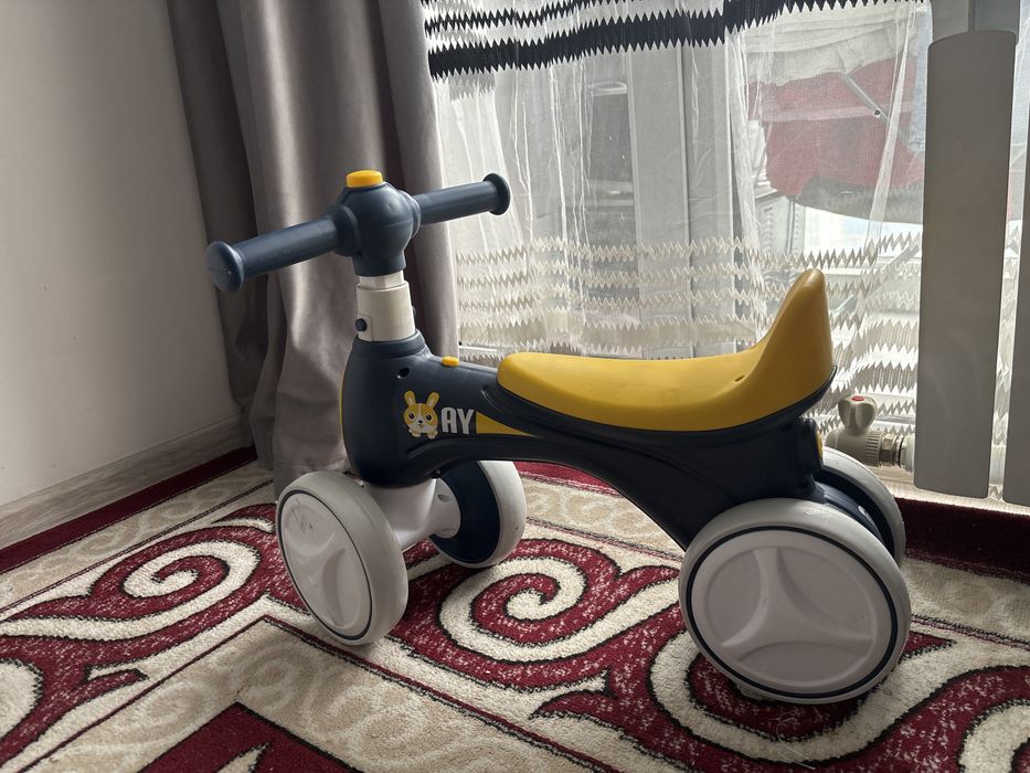 Детский толокар и велосипед