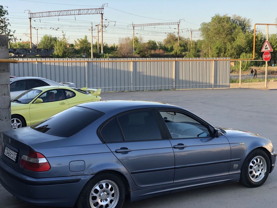 Продам машину BMW 3 2001 года