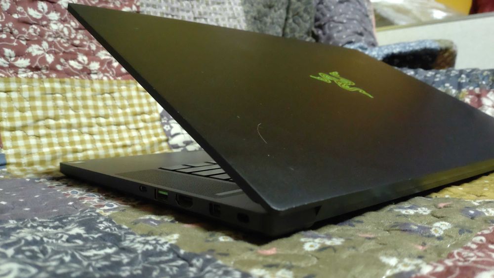 Razer Blade 15 - i7 9750H | RTX 2080 Max Q 8GB vRAM | 32GB DDR4 | 512GB SSD | 240HZ FHD 15.6"