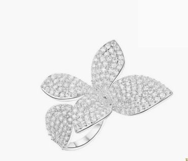 Пръстен в сребрист цвят с камъни