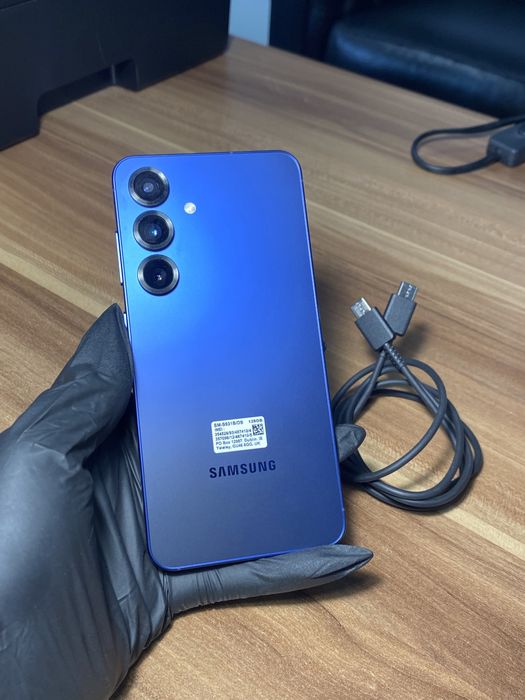 Samsung Galaxy s25 •128 GB • Navy