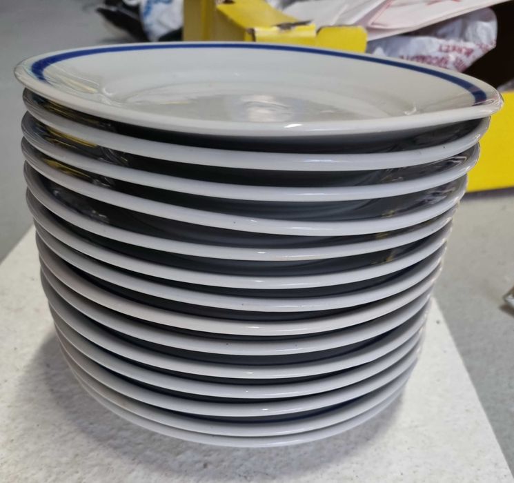 Чисто Нови Порцеланови Чинии