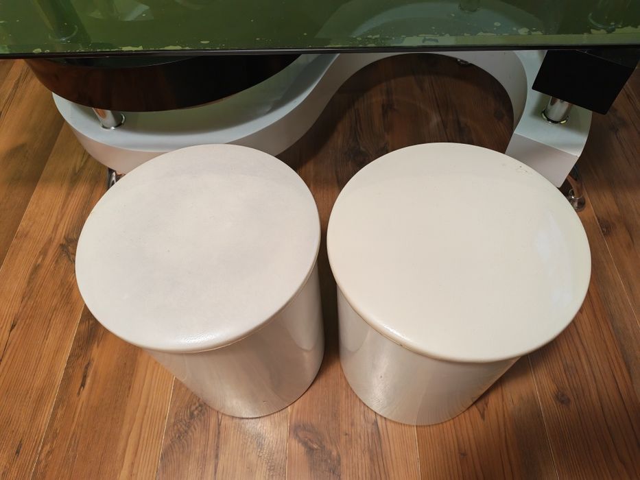 Стилна  стъклена маса с две табуретки