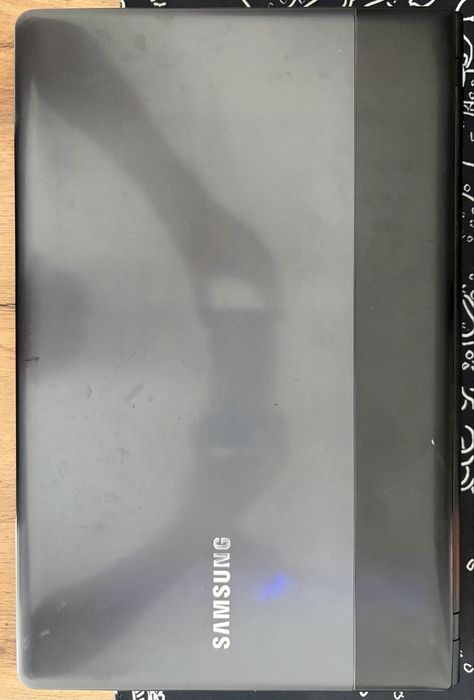 Samsung 300E 15.6” — Intel Core i3, 4 ГБ ОЗУ