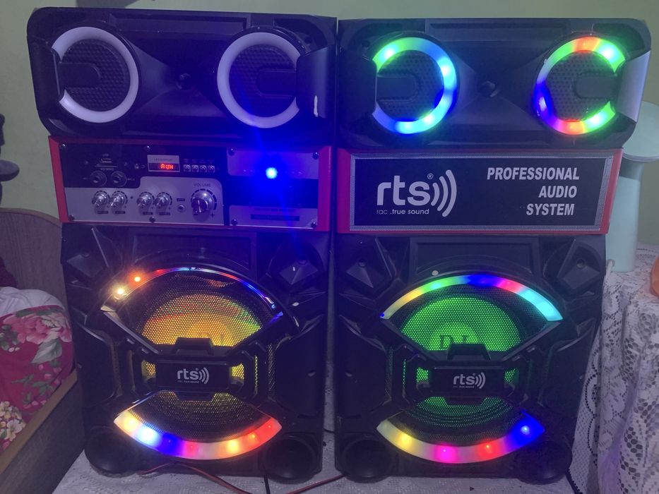 Vand set de 2 boxe sunt bune se aud perfect defectul se vede in poza