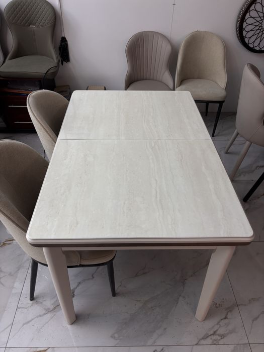 Столы и стулья,