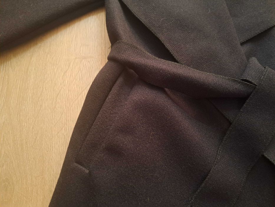 Черно палто прегърни ме