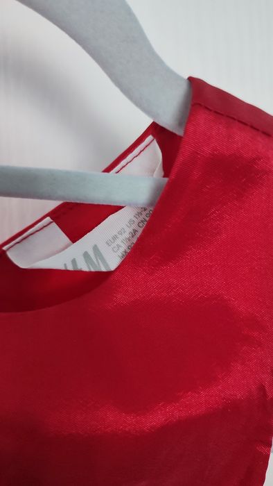 Червена рокля за момиче