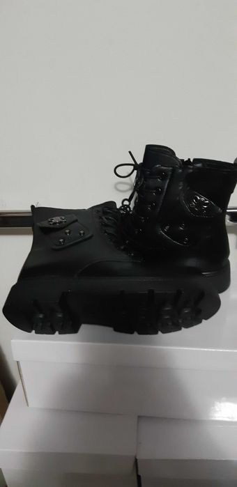 Ghete de damă îmblănite și impermeabile