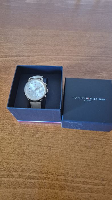 Стилен дамски часовник Tommy Hilfiger