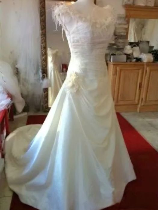 Vand rochie mireasa Pronovias+bonus pantofiori mireasa stare impecabil