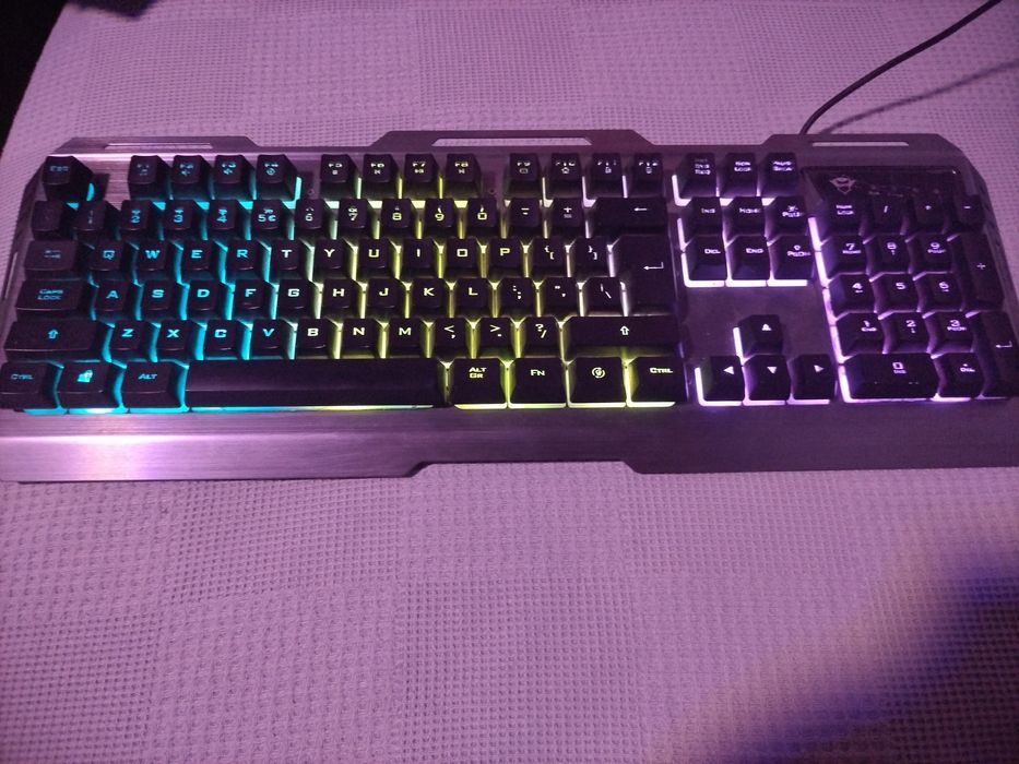 Продавам клавиатура cact