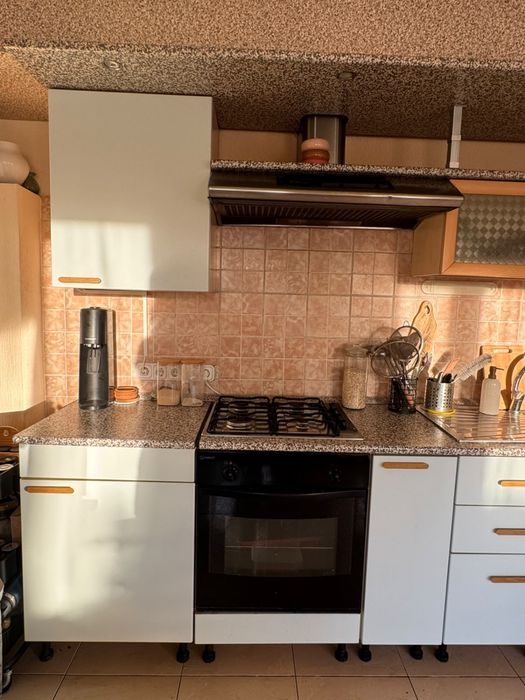 Vand mobila de bucatarie completa cu electrocasnice incluse hota, aragaz, cuptor si frigider.
