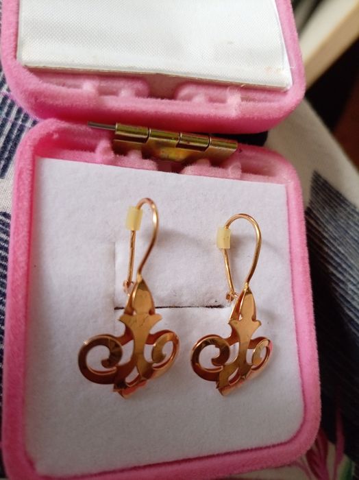 Продам золотые серьги