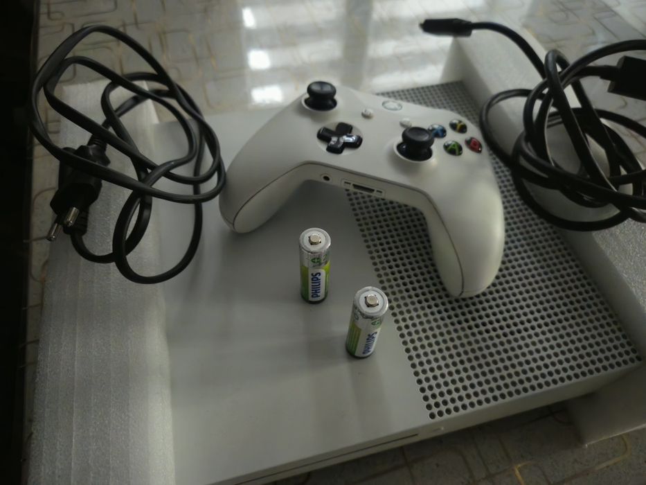 Xbox One S 1TB+ 1Controler