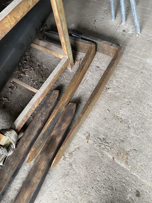 Manitou  MC25 ,  lame si prelungitoare motostivuitoare