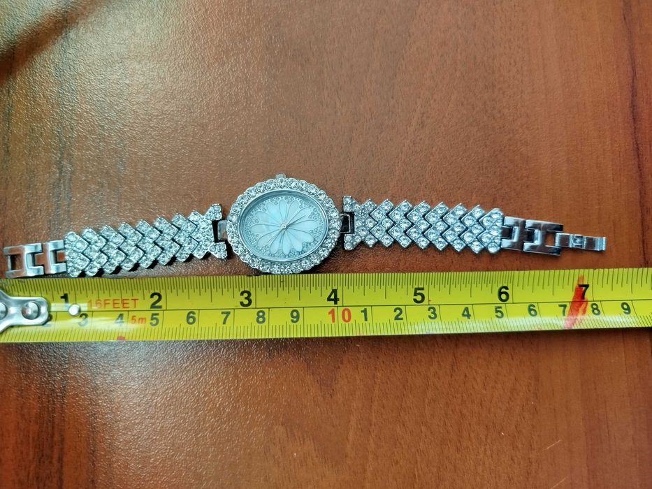 Часовник дамски елегантен