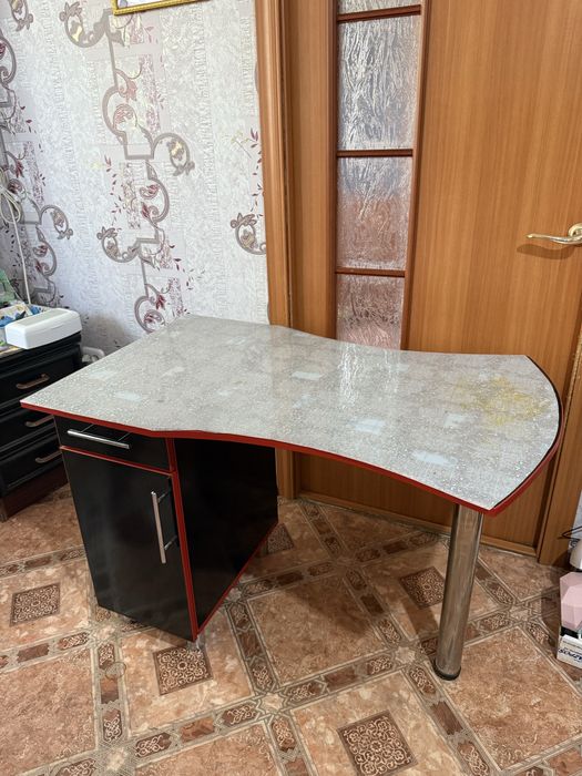 Маникюрный  стол