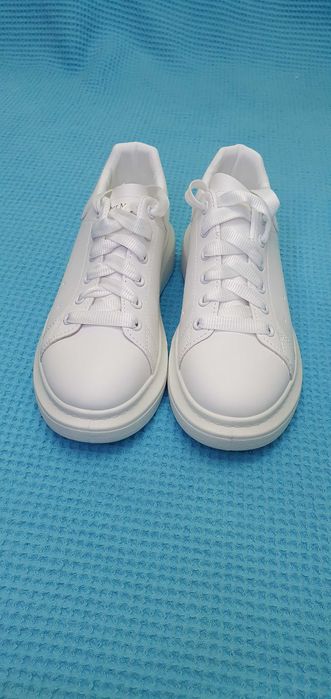 Продам кроссовки женские