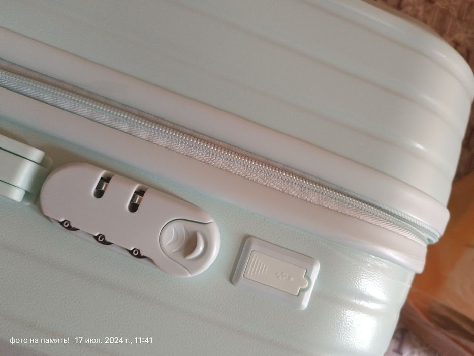 Продам чемодан для девочек.