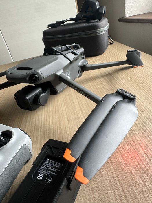 Drona DJI Mavic 3 Classic zburata max 30 min