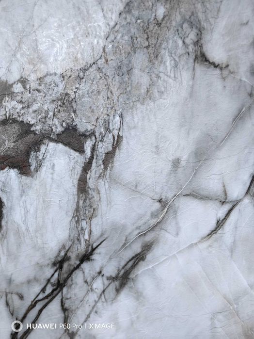 Гибкий мрамор матовый и луверы.