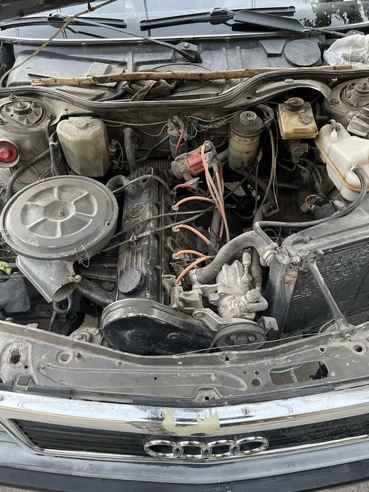 Audi 100 C3  sotiladi srochna 1990 yil