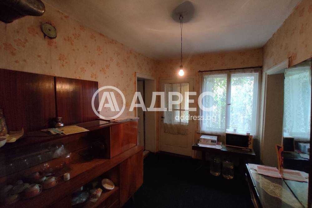 Продава се къща в кв. "Добровски"