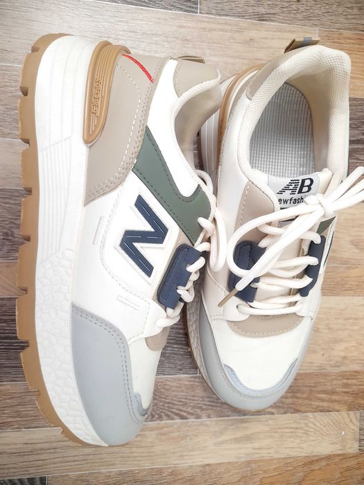 Кроссовки (женские )