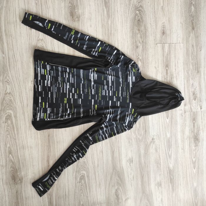 Продавам спортна блуза с качулка