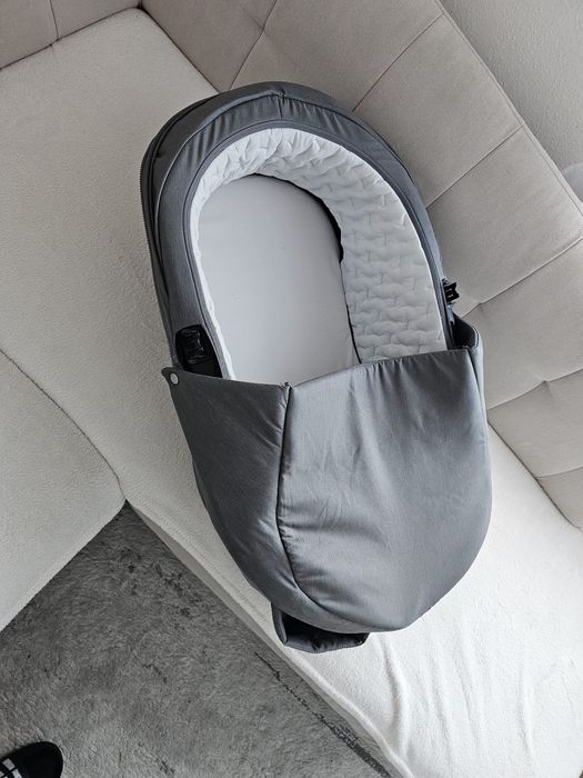 Stokke Xplory X Grey (2022)  set complet, stare foarte bună

Cărucior