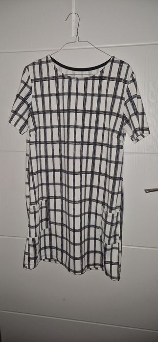 Къса дамска рокля М бяло и черно без следи от употреба