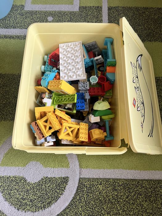 Кутия с няколко комплекта Lego Duplo