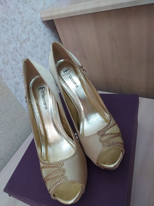 Женская обувь,туфли и босоножки