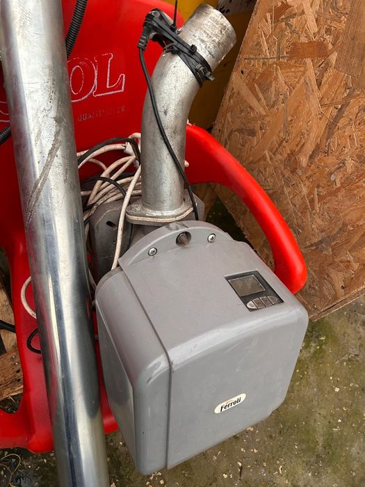 Vând centrala Viadrus(lemn, carbune, peleti)cu injector,șnec,buncar