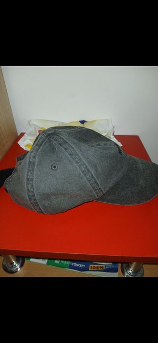 Șapcă Hugo Boss,unisex,reglabilă la mărime,am lăsta nr de telefon m ai jos dar apliactia îl blurează,accept mesaj
