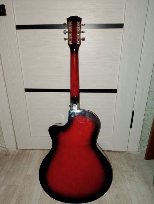 Акустическая 6-ти струнная гитара