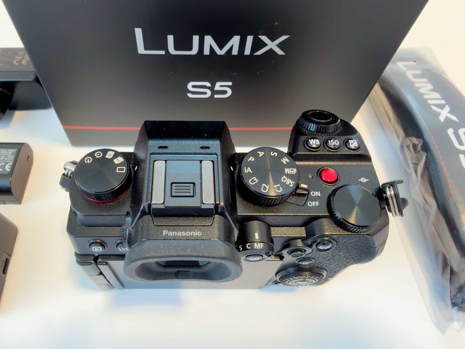 Panasonic Lumix S5 - неразличим от нов !