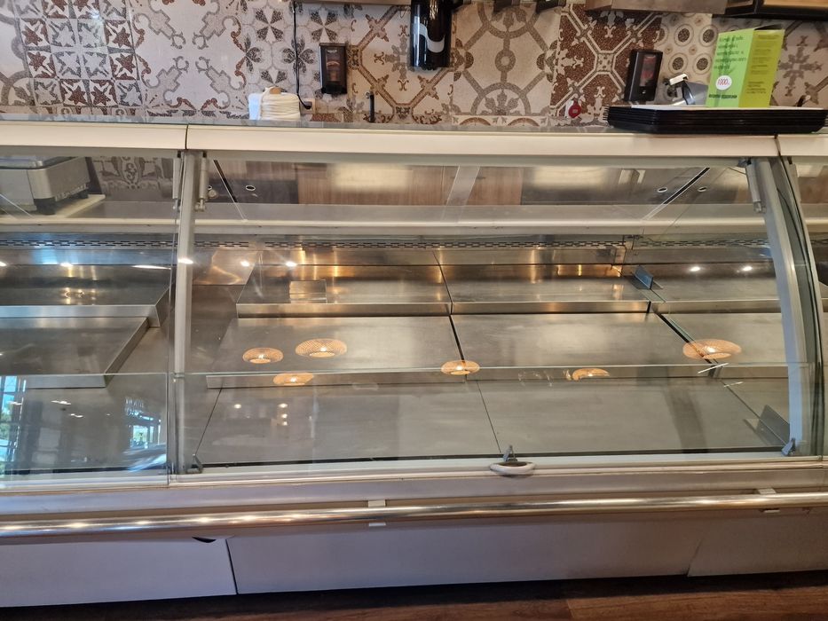 Щандова хоризонтална хладилна витрина с вграден агрегат