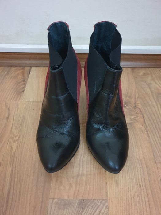 Дамски боти в черно и червено
